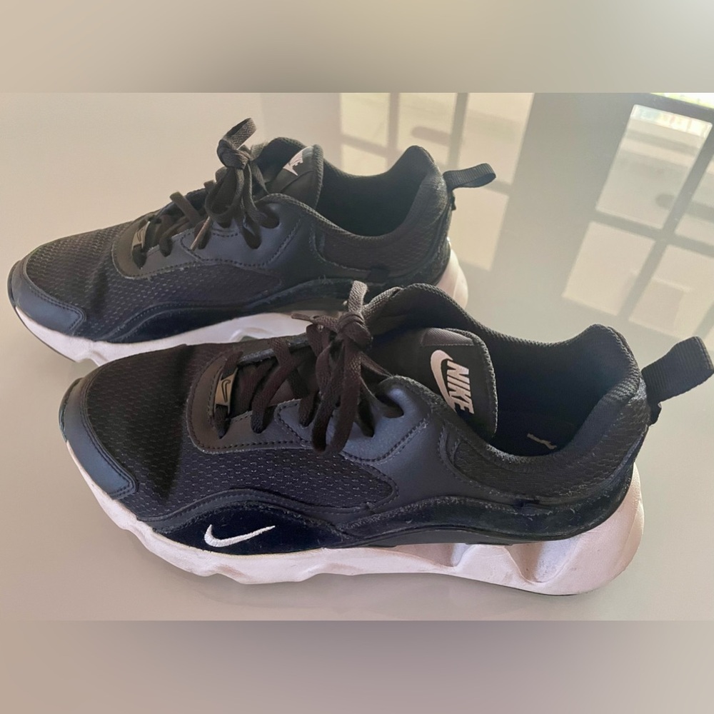 Nike Ryz Sneaker - Women’s 8.5 - Only lightly used